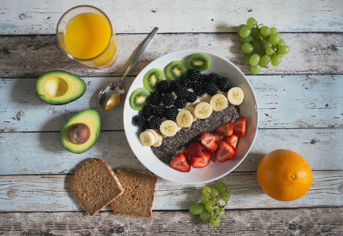 Brain illustration with colourful nutrients